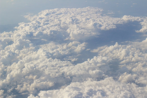 从飞机上拍摄，在云层上飞行图片下载