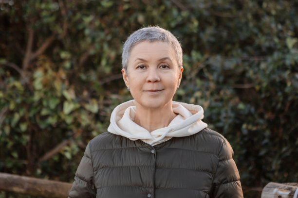 一个成熟的女人在自然的肖像图片下载