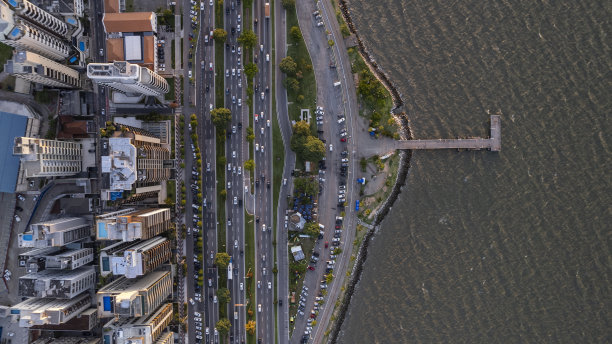 靠近码头的有高速公路的建筑物图片下载