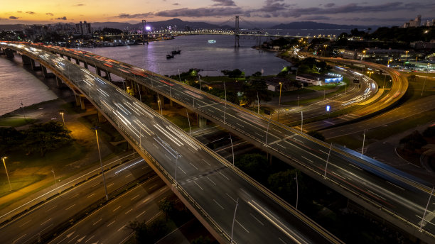 有过往车灯的高架桥图片下载