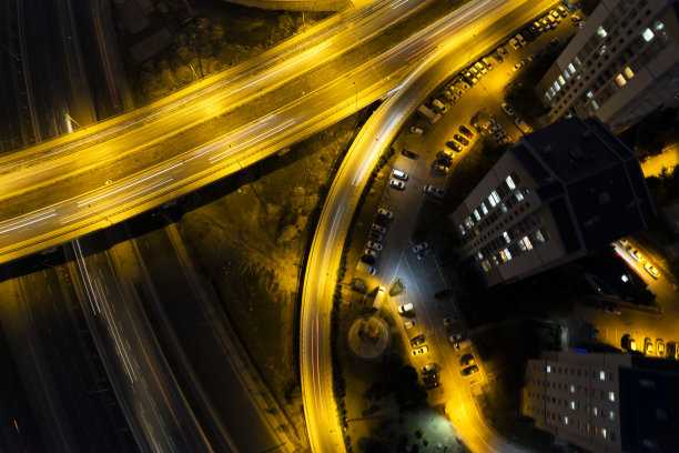 道路交通是城市交通的重要基础设施，汽车交通运输在十字路口以上道路附近图片下载