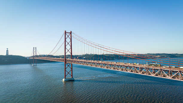 里斯本4月25日塔霍河大桥的航拍画面图片下载