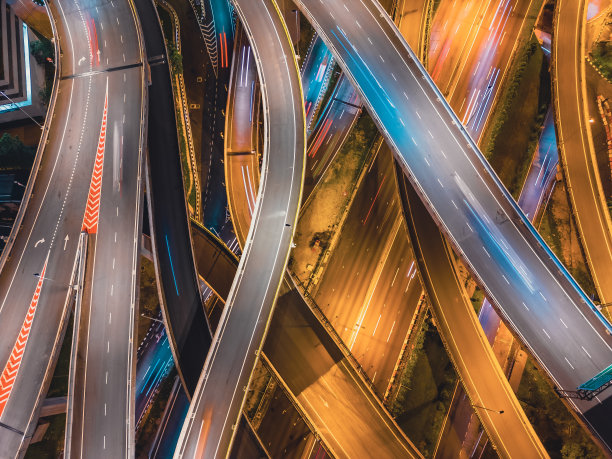 无人机视图直接在夜景城市与高架公路桥梁交叉路口图片下载