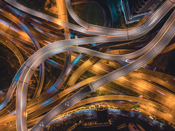 无人机视图直接在夜景城市与高架公路桥梁交叉路口图片下载