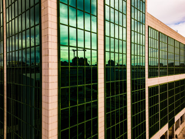 从自下而上的角度看里斯本的办公楼图片下载