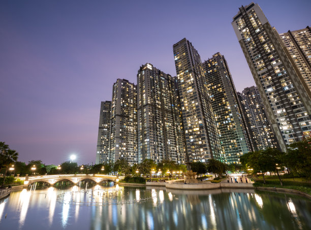 越南胡志明市中心金融区地标81的夜景，这是一座超高的摩天大楼。图片下载