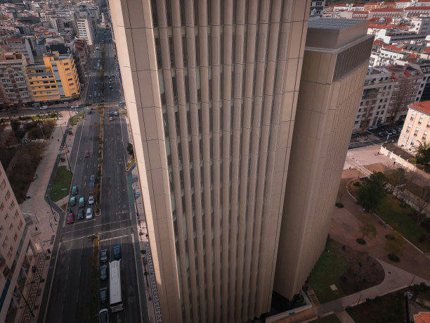 航拍照片拍摄了白天里斯本附近的建筑和街道图片下载