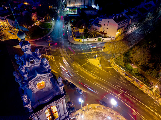 航拍无人机在里斯本的一个广场上拍摄的交通，晚上有彩色的灯光轨迹图片下载