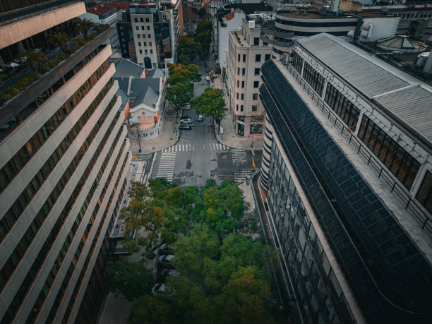 航拍照片拍摄了白天里斯本附近的建筑和街道图片下载