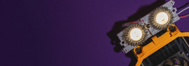 手工制作的机器人平放在arduino紫色背景平台上。DIY。人工智能。蒸汽。深紫色背景。儿童和青少年的Stem教育，机器人和电子。图片下载