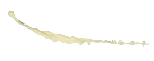 豆腐豆浆倒下来呈线状。豆浆从豆腐中溅出，滴成颜料的颜色。白色背景隔离高速快门冻结运动图片下载