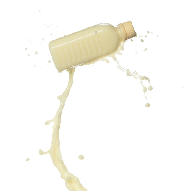 豆腐豆浆倒在瓶子里。豆浆或化妆品润肤霜溢出飞溅作为油漆颜色。白色背景隔离高速快门冻结运动图片下载