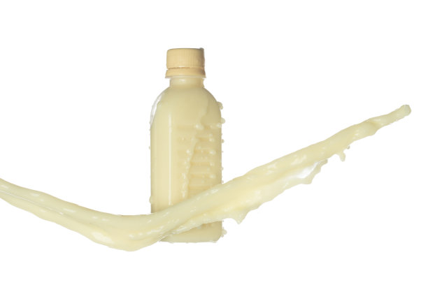 豆腐豆浆倒在瓶子里。豆浆或化妆品润肤霜溢出飞溅作为油漆颜色。白色背景隔离高速快门冻结运动图片下载