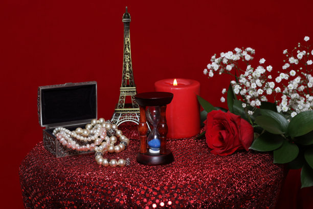红丝绒背景上的红玫瑰和埃菲尔铁塔的珍珠特写图片下载