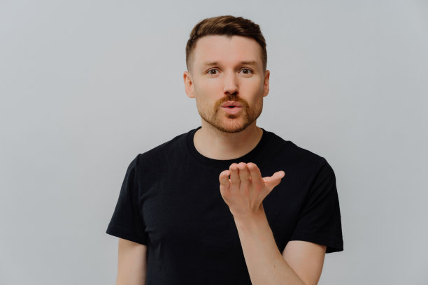 小伙子向女友飞吻，展示感情图片下载