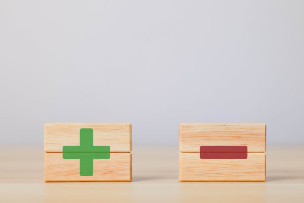 带有正负号的木制立方体符号图片下载