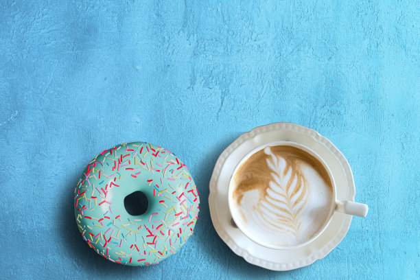 三维粉色甜甜圈孤立在白色图片下载