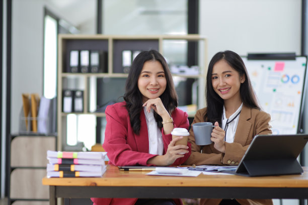 办公室里迷人的亚洲女商人同事。图片下载
