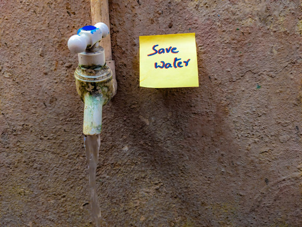 他们把节约用水写在便利贴上，贴在水龙头附近图片下载