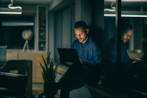 年轻有压力的商人在现代办公室工作图片下载