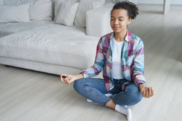 非裔美国小女孩练习瑜伽，在家里的地板上冥想。健康的生活方式，健康图片下载