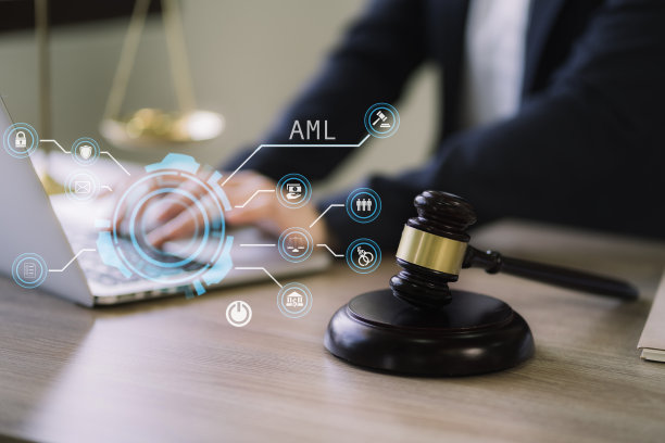 法官在法庭上使用笔记本电脑和平板电脑，虚拟屏幕上显示“反洗钱”图标。图片下载