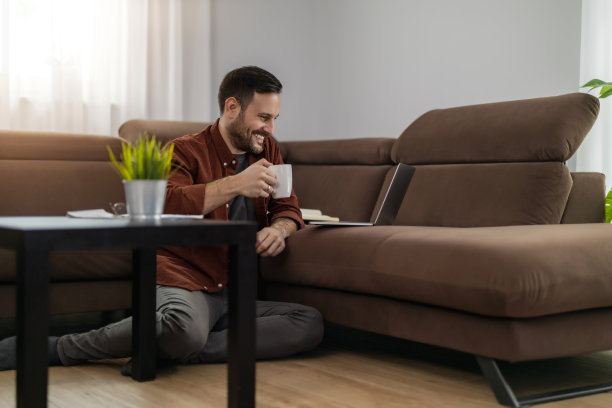 微笑的自由职业者持有视频电话与客户合作伙伴图片下载