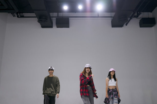 青少年在工作室练习舞蹈。图片下载