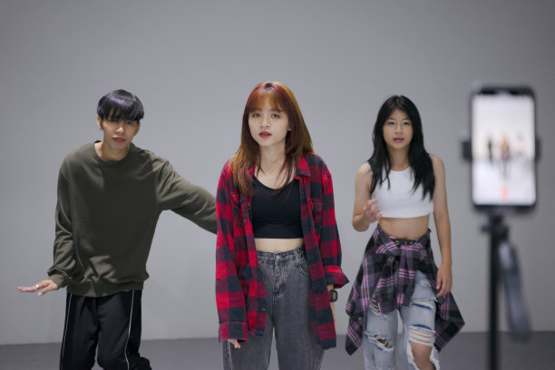 青少年在工作室练习舞蹈。图片下载