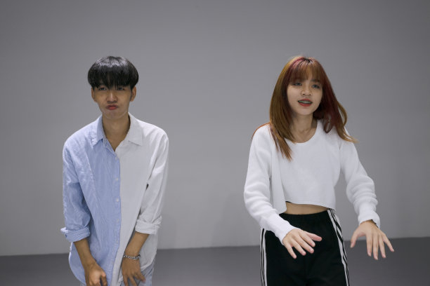 青少年在工作室练习舞蹈。图片下载