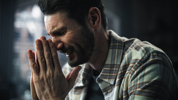 情绪化的男人的肖像，哭泣，压力，有精神问题，处理家庭死亡，孤独。患有抑郁、焦虑或其他可治疗疾病的男性图片下载