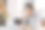 集中的欧洲商业妇女在办公室的电脑上为圣诞节装饰图片下载