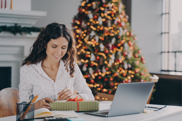 微笑的意大利女商人写圣诞贺卡，包装礼盒为客户图片下载