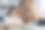 微笑的意大利女商人写圣诞贺卡，包装礼盒为客户图片下载