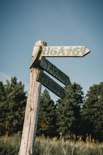 垂直拍摄的旧木指针显示道路里加，塔尔图，和帕尔努在拉脱维亚图片下载