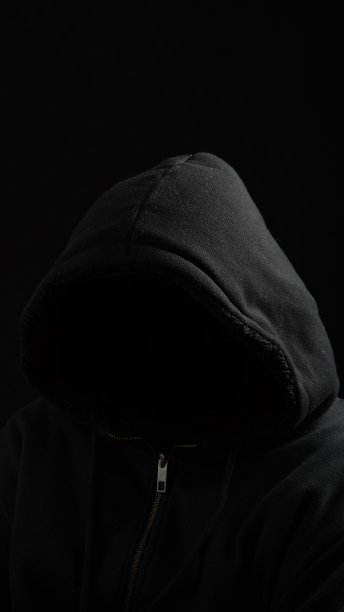 戴帽休闲运动装剪影：无面、无法辨认身份的男人图片下载