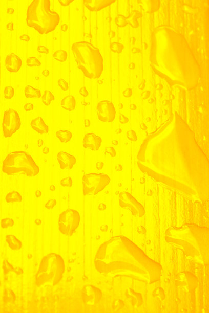 黄色木制图案背景与水滴。图片下载