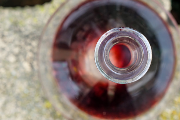 一瓶红酒。前视图。图片下载