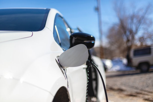 家庭和电动汽车准备旅行充电车和交通照片系列图片下载