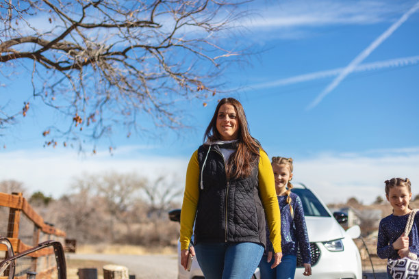 家庭和电动汽车准备旅行充电车和交通照片系列图片下载