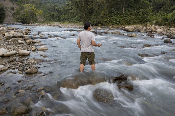 男人在享受咖啡和玩手机时放松-资料图片图片下载