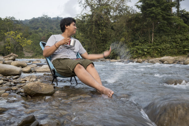 男人在享受咖啡和玩手机时放松-资料图片图片下载