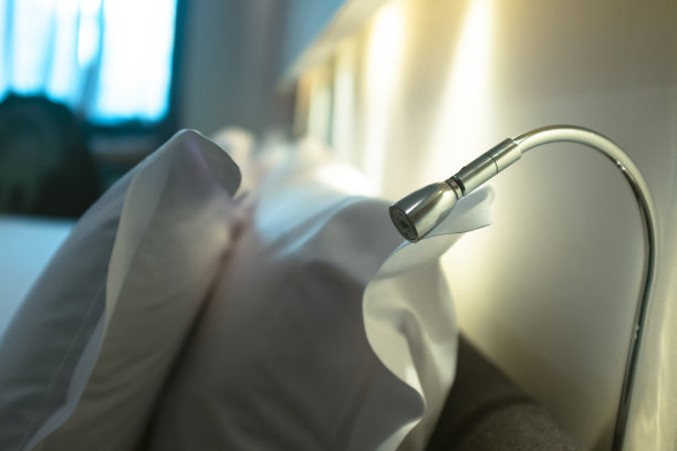 阅读灯，床头灯，室内家具，床上还有白色的枕头图片下载