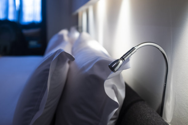 阅读灯，床头灯，室内家具，床上还有白色的枕头图片下载