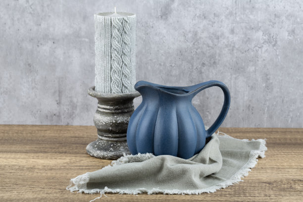 蓝色水壶和蜡烛图片下载