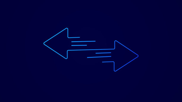 数字技术发光蓝色运行箭头在黑色背景图片下载