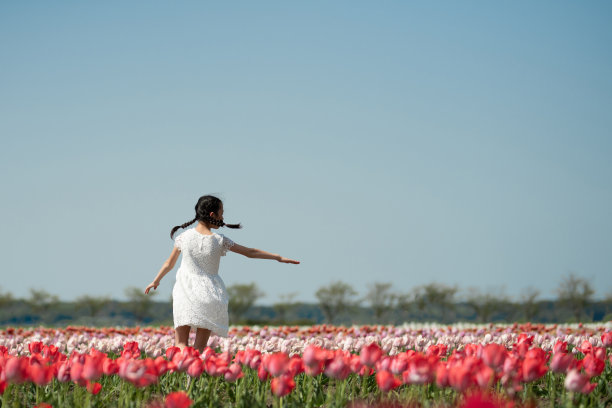在花园里玩耍的女孩图片下载