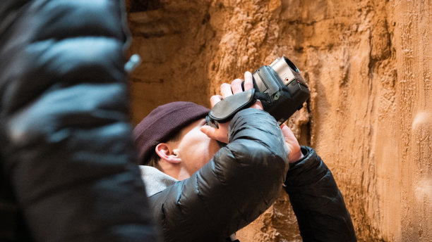 用模拟摄像机拍摄人的电影;从一边图片下载