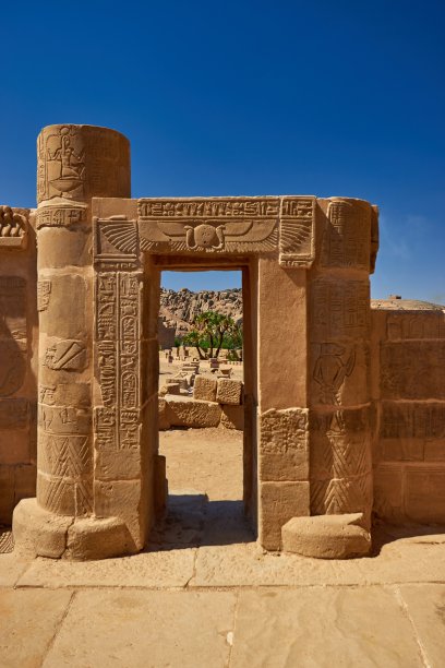 埃及菲莱神庙建筑群蓝天背景竖版照片图片下载