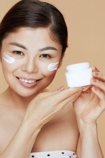 现代女性的肖像与面霜罐图片下载